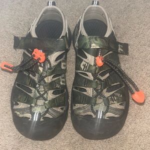KEEN boys water shoes size 1